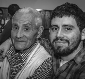 Es hijo único, su padre