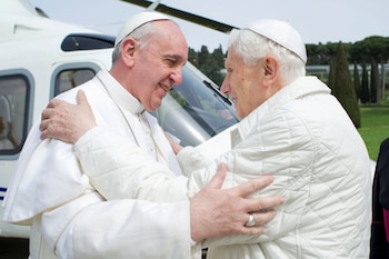 FOTO DE ARCHIVO: El papa Francisco (i) abraza al papa emérito Benedicto XVI a su llegada a la residencia de verano de Castel Gandolfo el 23 de marzo de 2013 (Reuters)