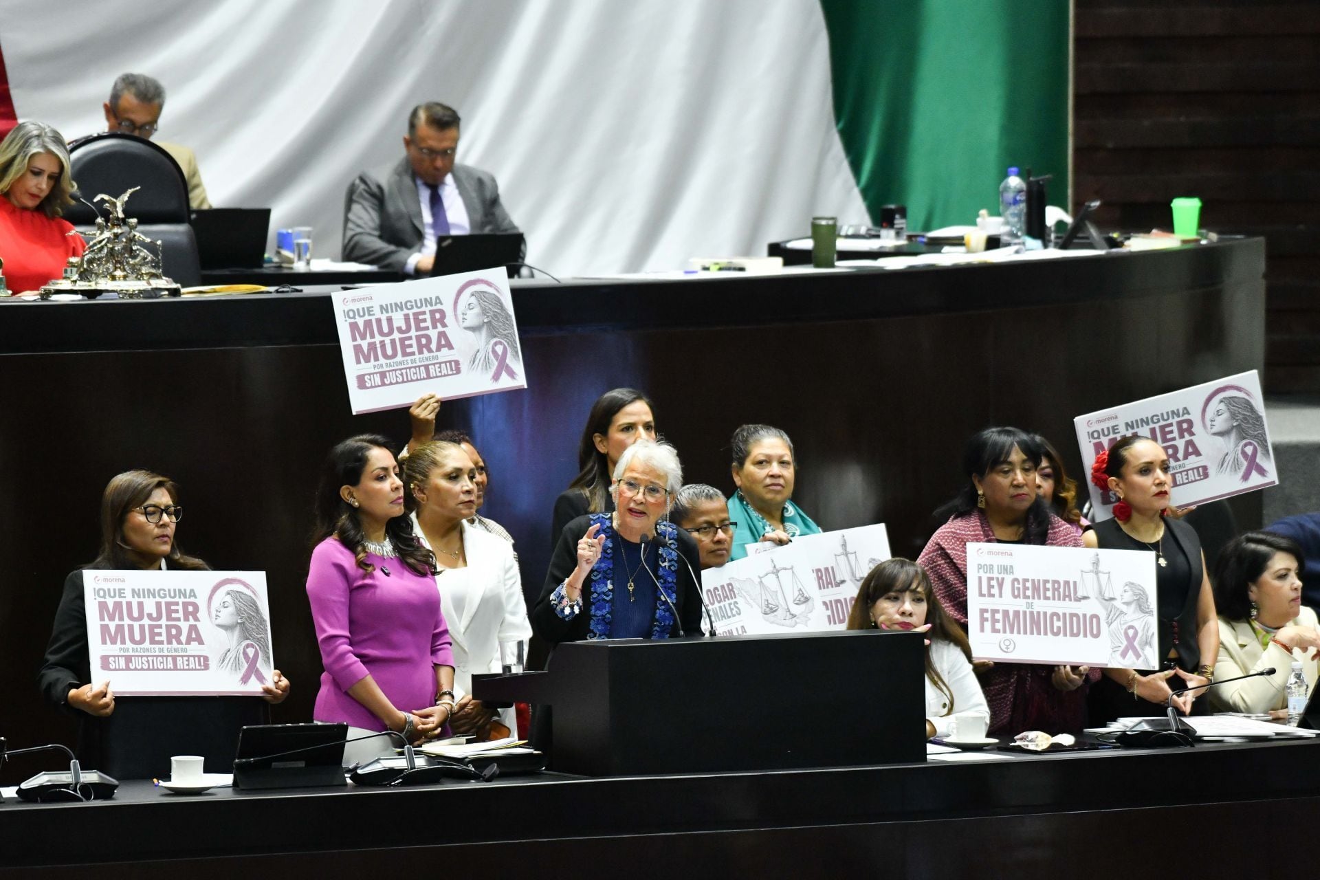 CIUDAD DE MÉXICO, 21ABRIL2026.- Olga Sánchez Cordero, diputada del Morena junto a su compañeras de bancada, durante su participación en la sesión de la Cámara de Diputados en la que se discutió el dictamen de la Comisión de Puntos Constitucionales por el que se reforma el artículo 73 en materia de feminicidio. FOTO: MARIO JASSO/CUARTOSCURO.COM