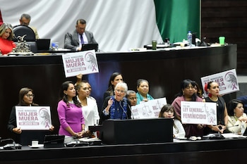 CIUDAD DE MÉXICO, 21ABRIL2026.- Olga Sánchez Cordero, diputada del Morena junto a su compañeras de bancada, durante su participación en la sesión de la Cámara de Diputados en la que se discutió el dictamen de la Comisión de Puntos Constitucionales por el que se reforma el artículo 73 en materia de feminicidio. FOTO: MARIO JASSO/CUARTOSCURO.COM