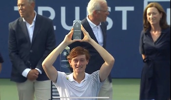 Ignacio Buse levantando el trofeo del ATP 250 de Winston-Salem 2026.