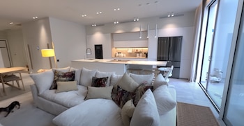 Salón-cocina de la casa de