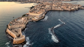 Ruinas antiguas, terrazas sobre el mar y calles de piedra: así es Ortigia, la joya oculta de Sicilia