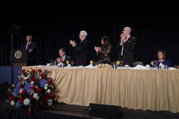 Pelosi, la única sentada en