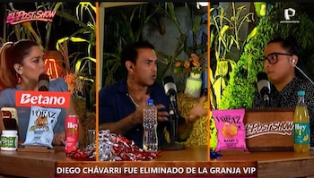 Tres personas sentadas en un estudio de televisión con temática rústica. Un hombre en el centro, Diego Chavarri, habla por un micrófono mientras dos presentadores lo observan, con snacks y bebidas en la mesa