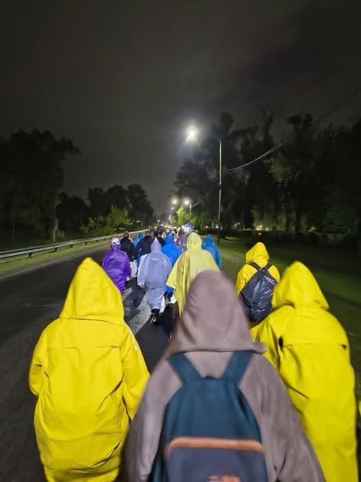 Peregrinos avanzan bajo la lluvia durante las primeras horas de la caminata hacia Luján (Facebook: Tolpan Yamil)