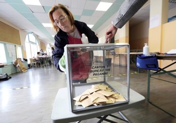 Una empleada limpia una urna