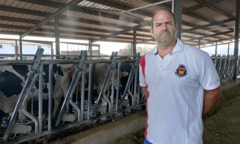 Eugenio de la Morena, en su explotación ganadera de vacas lecheras en Colmenar Viejo
