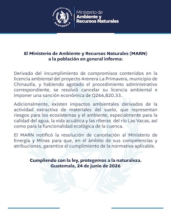 Documento oficial con el logo del Gobierno de Guatemala y texto del Ministerio de Ambiente y Recursos Naturales sobre la cancelación de una licencia ambiental y sanción