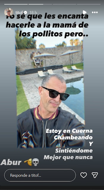 Tito Fuentes, un hombre de mediana edad con gafas de sol y chaqueta oscura, sonríe mientras toma una selfie frente a una piscina con tumbonas y sombrillas