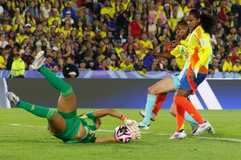 Luisa Agudelo (i) portera de