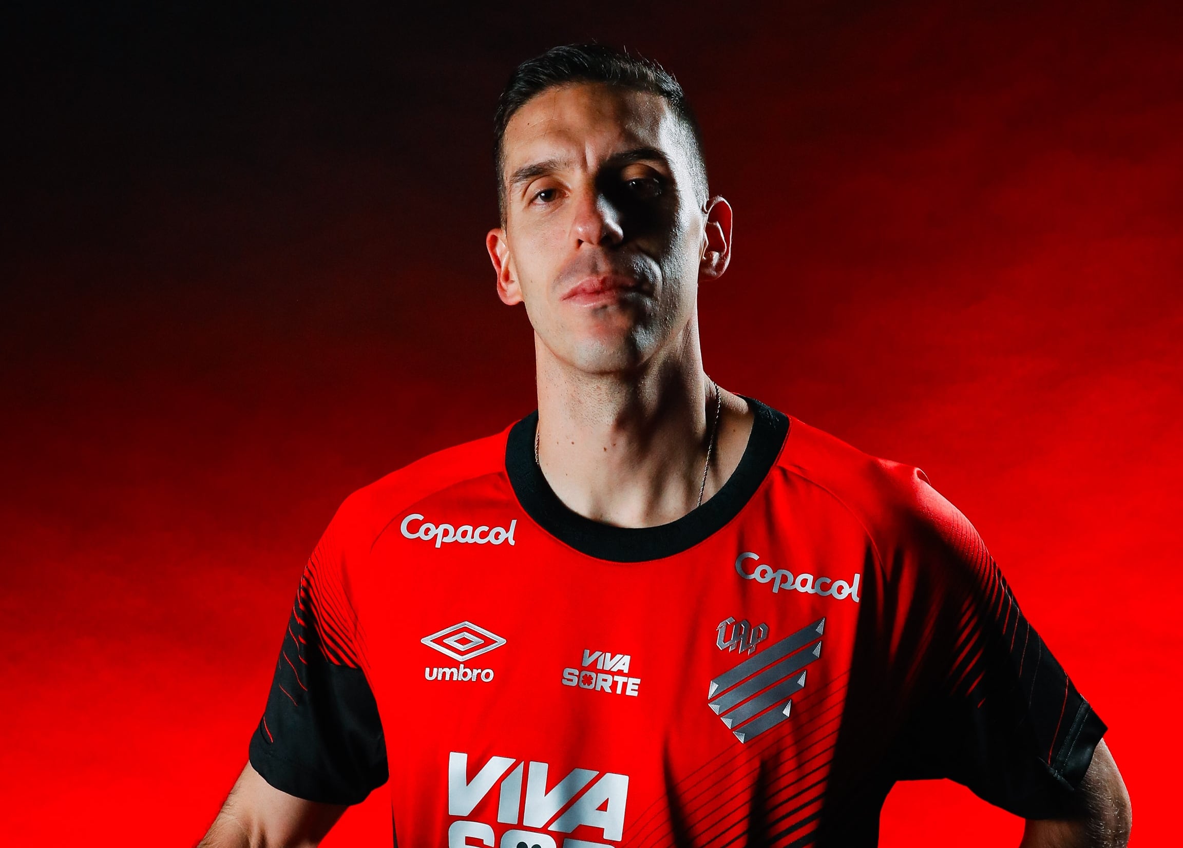 El defensor antioqueño fue presentado como nuevo futbolista del furacão de Brasil - crédito @AthleticoPR / X