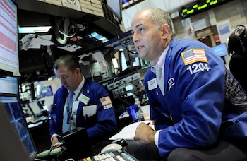 Corredores de bolsa trabajan en