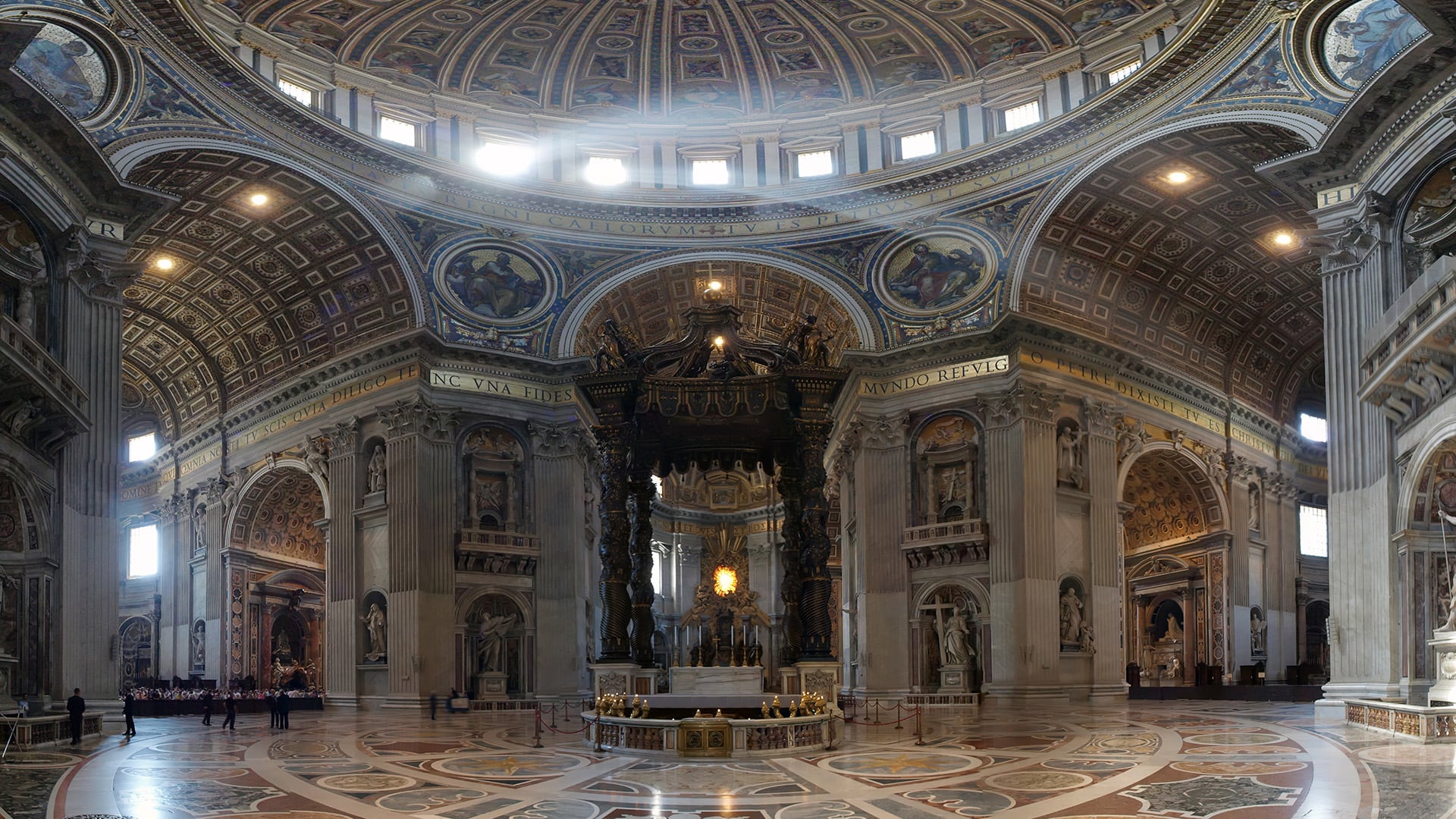 El Baldaquino de San Pedro, diseñado por Bernini, domina el altar mayor de la Basílica de San Pedro en el Vaticano