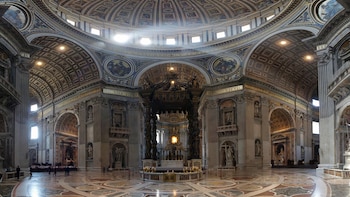 Interior panorámico de la Basílica de San Pedro mostrando el Baldaquino de Bernini, el altar papal, cúpula decorada y suelos de mármol pulido