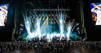 La Orquesta Universal de Costa Rica acompañó al puertorriqueño y llevó violines, metales y percusión a varios clásicos del reguetón. Crédito: Redes sociales Yandel