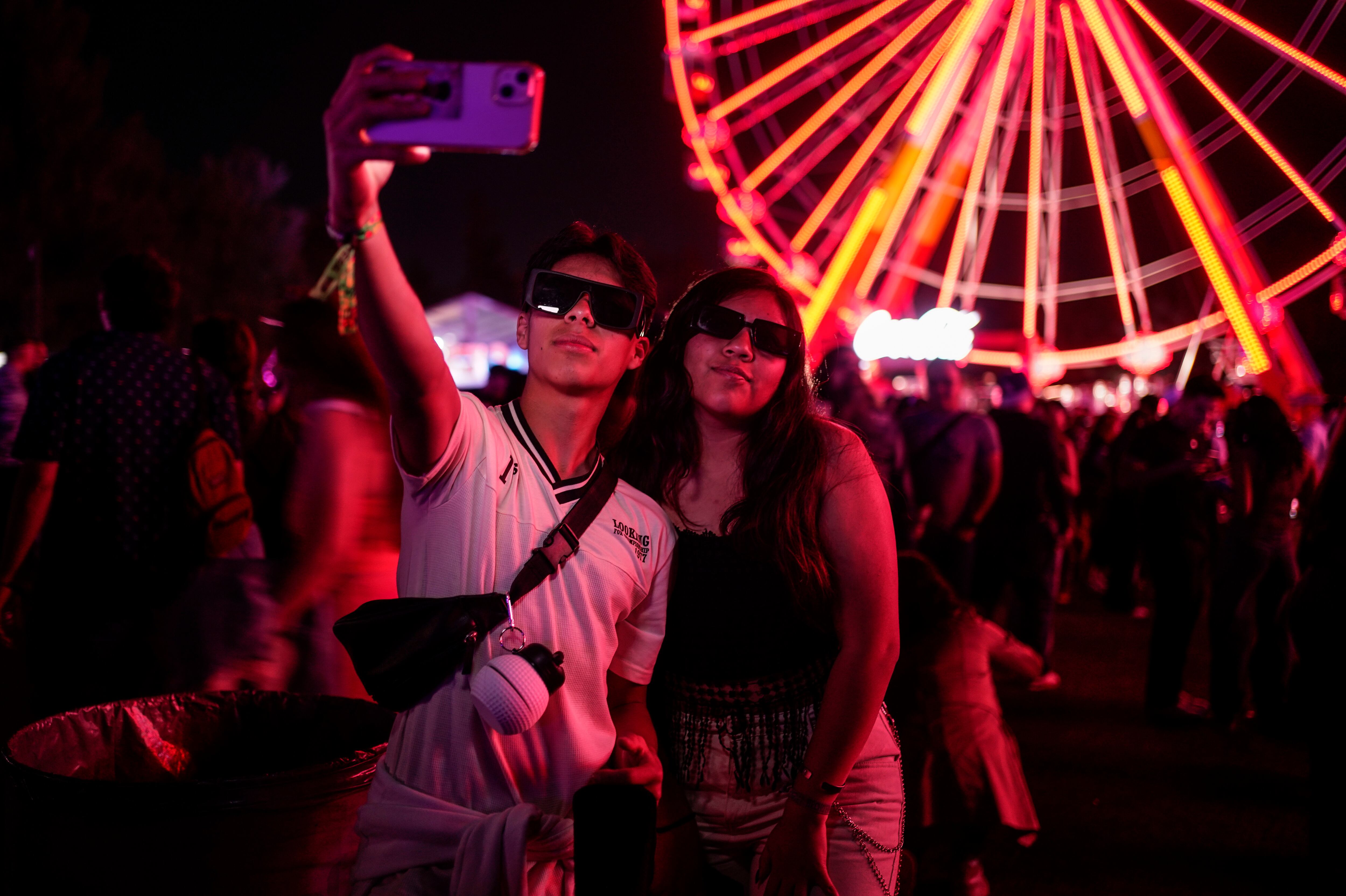 Fanáticos se toman una selfie durante el festival de música Coca-Cola Flow Fest en Ciudad de México, el 23 de noviembre de 2024. (Foto AP/Félix Márquez)
