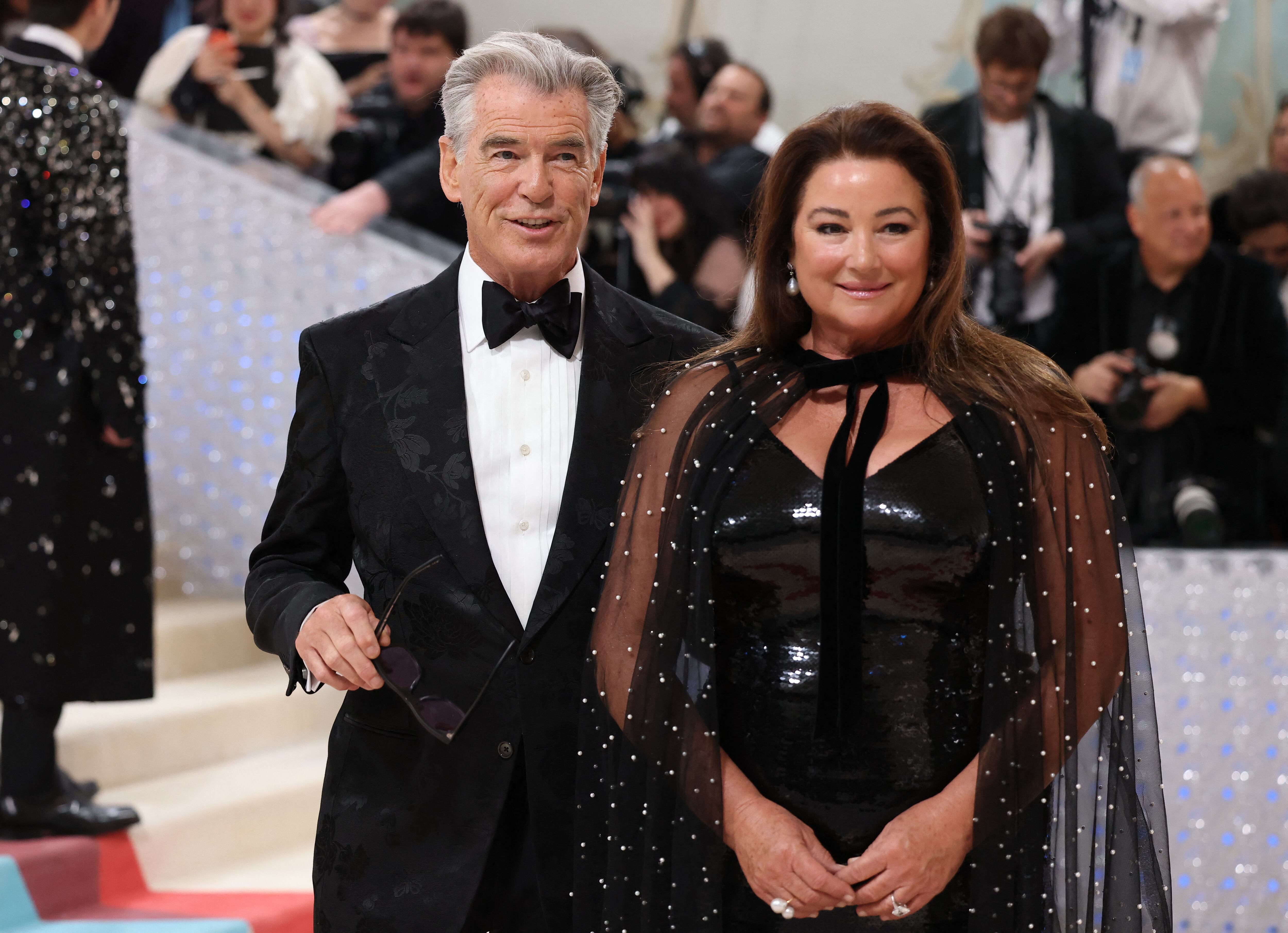 Pierce Brosnan y su esposa Kelly Shaye Smith, con quien tiene dos hijos. REUTERS/Andrew Kelly