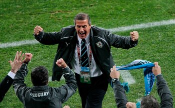 Fotografía de archivo del seleccionador uruguayo, Oscar Washington Tabarez, celebrando la victoria por 2-1 contra Corea del Sur en el partido de octavos de final del Mundial de Fútbol Sudáfrica 2010 el 26 de junio de 2010 en el estadio Bahía Nelson Mandela de Port Elizabeth (Sudáfrica). EFE/ROBERT GHEMENT/Archivo