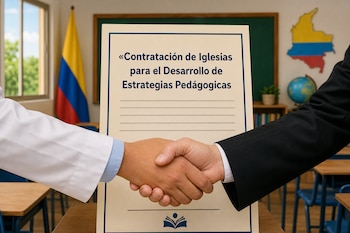 Dos personas estrechan sus manos frente a un documento impreso en un aula escolar con la bandera y el mapa de Colombia al fondo.