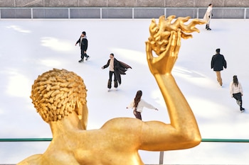 La combinación del hielo, la estatua de Prometeo y el árbol iluminado crea una de las imágenes más emblemáticas del invierno en Manhattan.