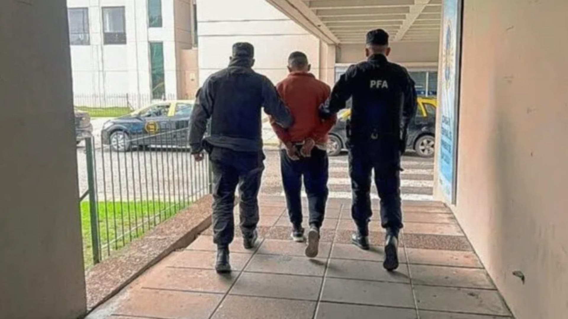 Agentes de la PFA detuvieron a un prófugo de la justicia de Entre Ríos en la Terminal de Ómnibus de Retiro, poniendo fin a su escape de la ley (Diario Uno de Entre Ríos)