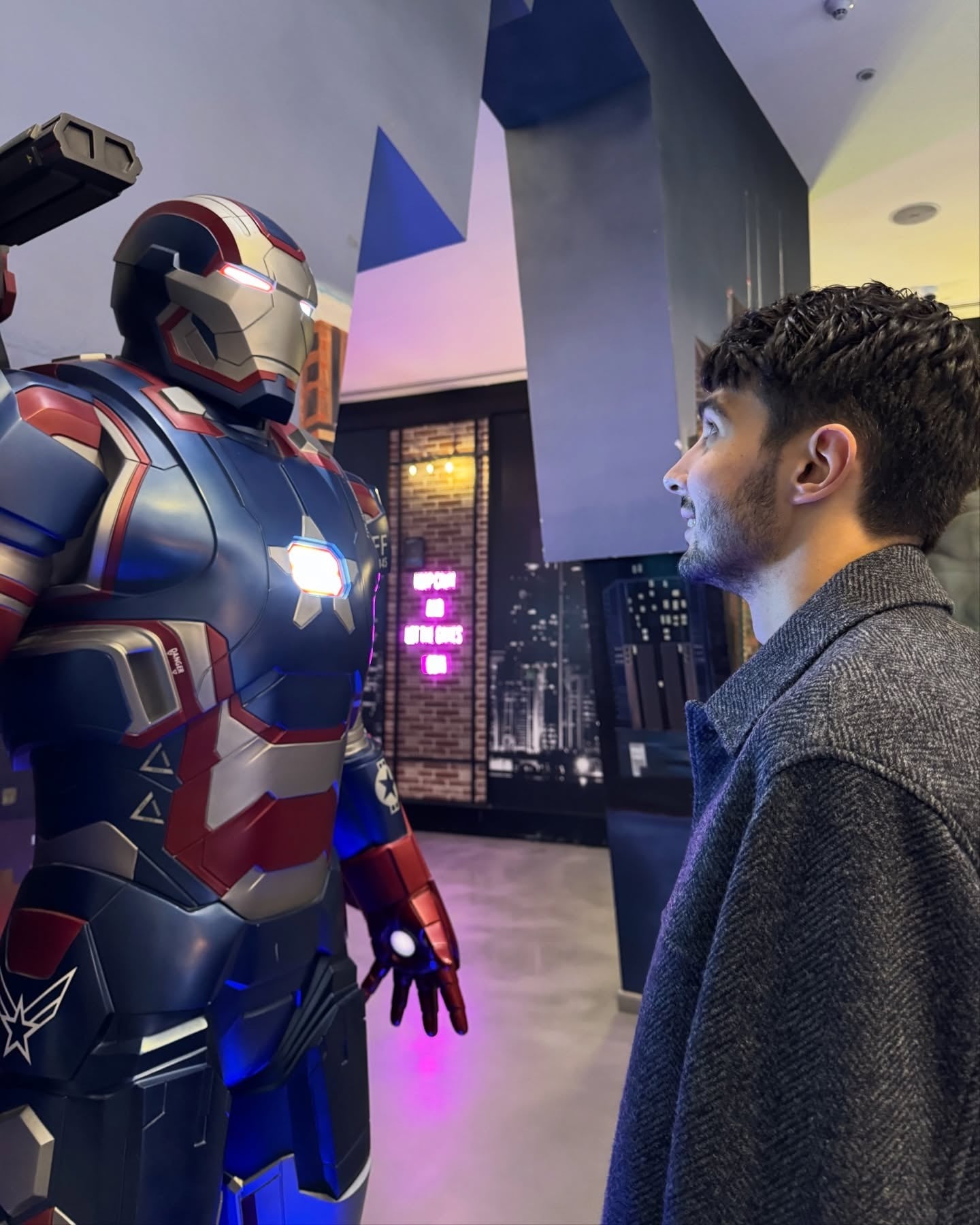 Esteban Ocon con una figura de los Advengers (@estebanocon)