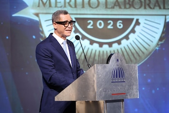 El ministro de Trabajo, Eddy Olivares, durante su intervención en la ceremonia de entrega del Premio Anual al Mérito Laboral 2026, realizada en Santo Domingo (Cortesía).