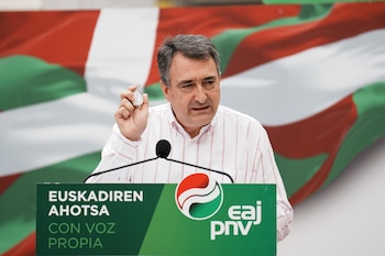 El portavoz del PNV en el Congreso, Aitor Esteban, interviene durante un acto electoral. (Europa Press)