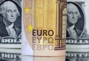 FOTO DE ARCHIVO: Billetes de dólar estadounidense y euro en esta ilustración tomada el 17 de julio de 2022. REUTERS/Dado Ruvic/Ilustración/Archivo