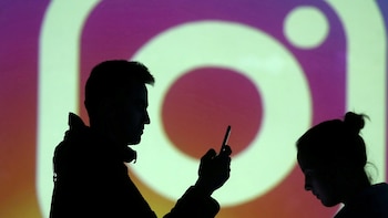 Siluetas de personas utilizando Isntagram.