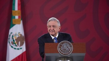 López Obrador viajó a su encuentro con Donald Trump usando cubrebocas por primera vez
