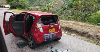 Los policías, que se movilizaban de civil en un Chevrolet Spark rojo, fueron obligados a detenerse por dos camionetas con hombres armados con fusiles - crédito Suministrado a Infobae Colombia