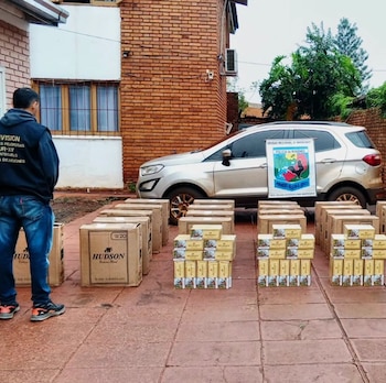 Las autoridades encontraron cajas de cigarrillos en dos vehículos diferentes (Policía de Misiones)