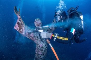 Un buzo de la Marina