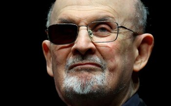 Salman Rushdie, de 77 años,