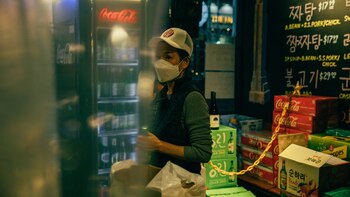 Una trabajadora detrás del mostrador