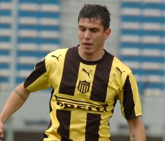 Vigneri con los colores de Peñarol (Crédito El País de Uruguay)