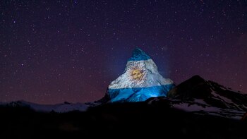 El monte Matterhorn iluminado con