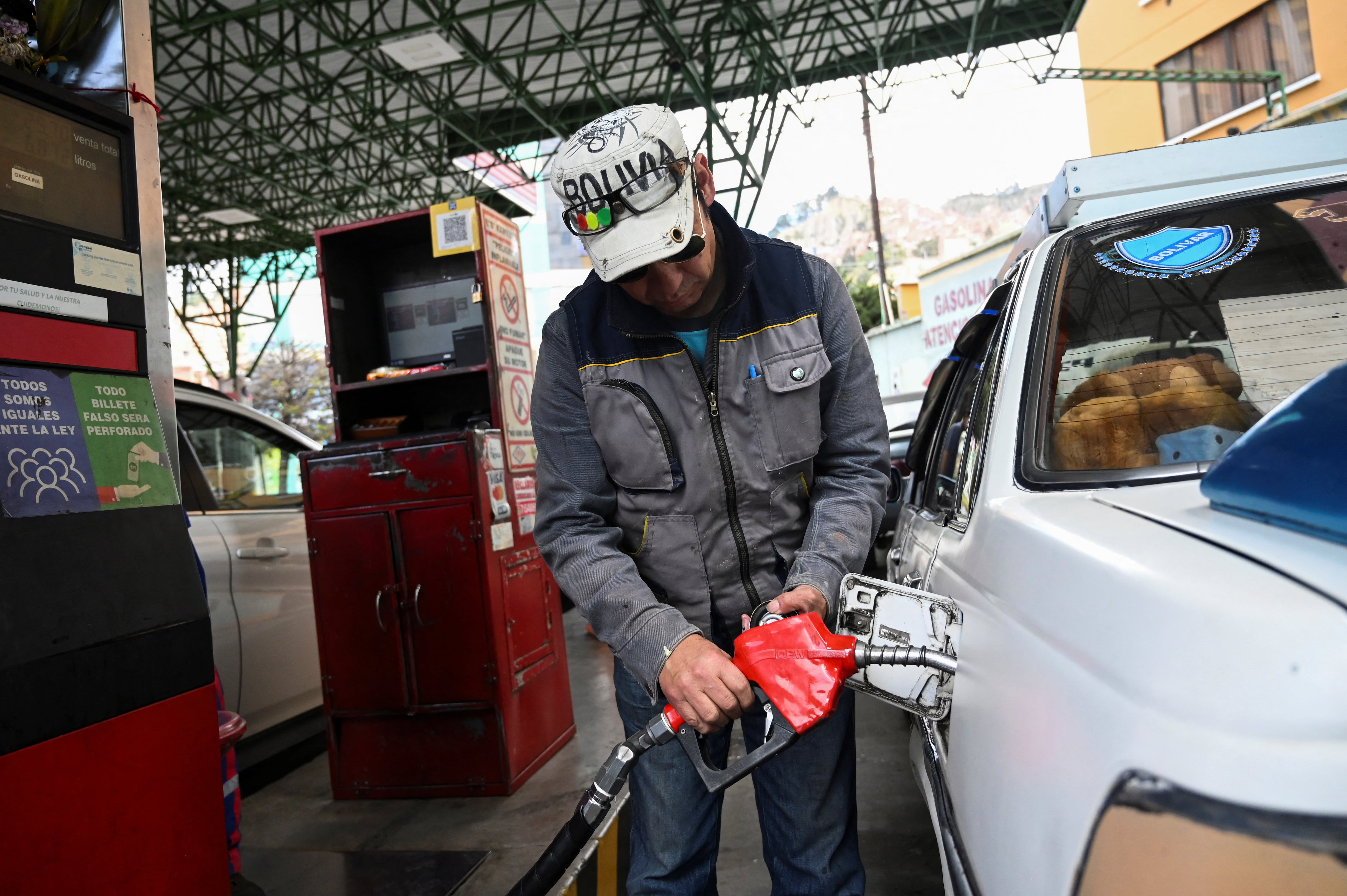 Un conductor abastece su vehículo en la capital boliviana, mientras los hogares enfrentan un nuevo escenario de precios tras el retiro de los subsidios al combustible (REUTERS/Claudia Morales)