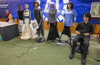 Varios robots humanoides fueron presentados en la Conferencia de la ONU (AP)
