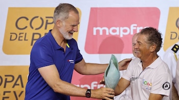 Felipe VI entrega los premios de la Copa del Rey de Vela como subcampeón de esta edición