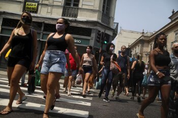 Personas caminan por un el distrito comercial de Saara, en medio del brote de coronavirus, en Río de Janeiro, Brasil, Octubre 7, 2020. REUTERS/Pilar Olivares