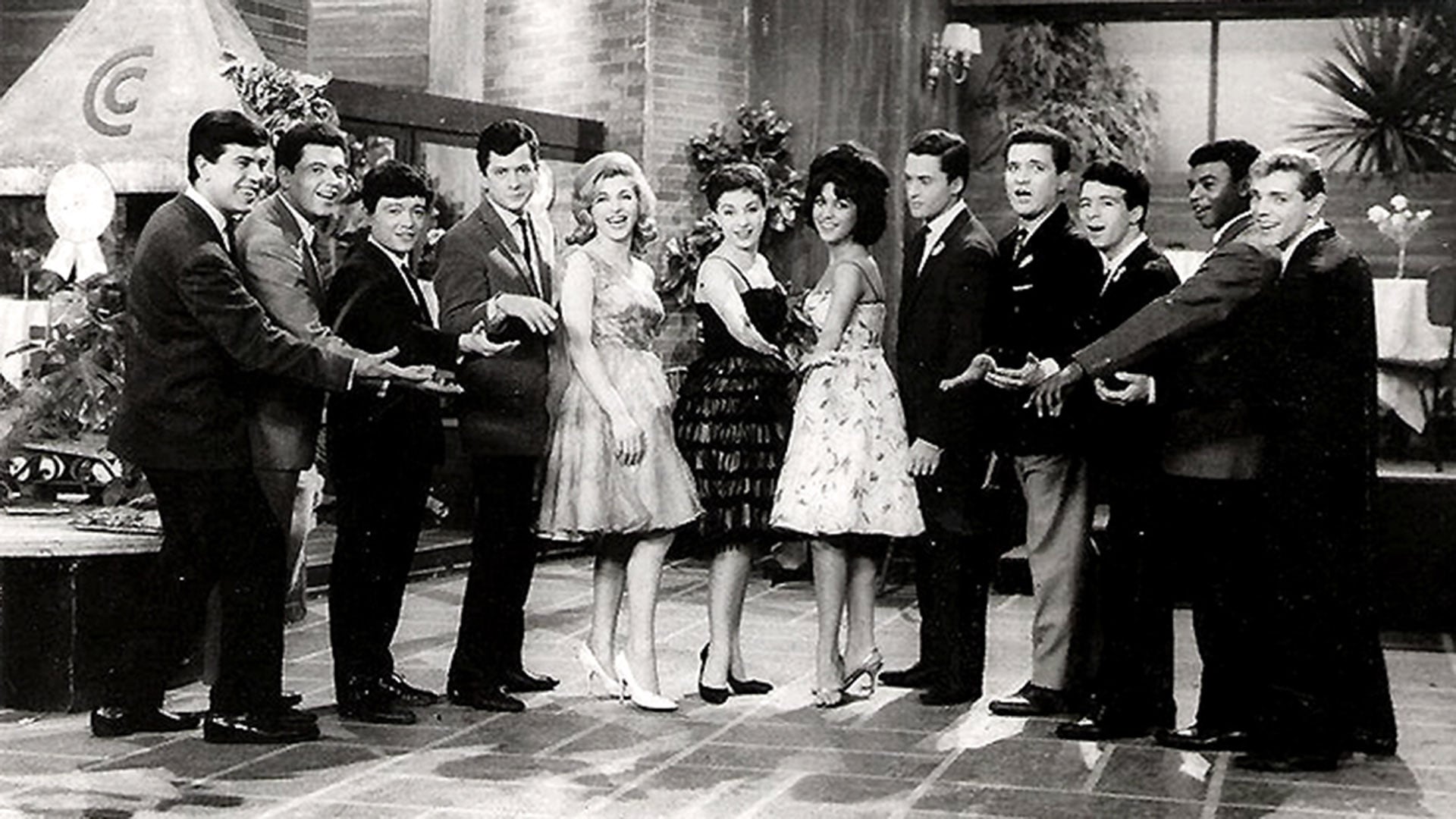 Violeta Rivas junto a Raúl Lavié, Galo Cárdenas, Nicky Jones, Palito Ortega, Cachita Galán, Dolores De Cicco, Lalo Fransen, Paco Amor, Raúl Cobián, Perico Gómez y Johnny Tedesco en El Club del Clan