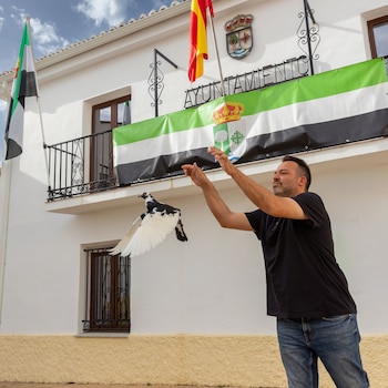 El alcalde de Carbajo (Cáceres), Sergio Peris, lanza una paloma mensajera a modo de protesta