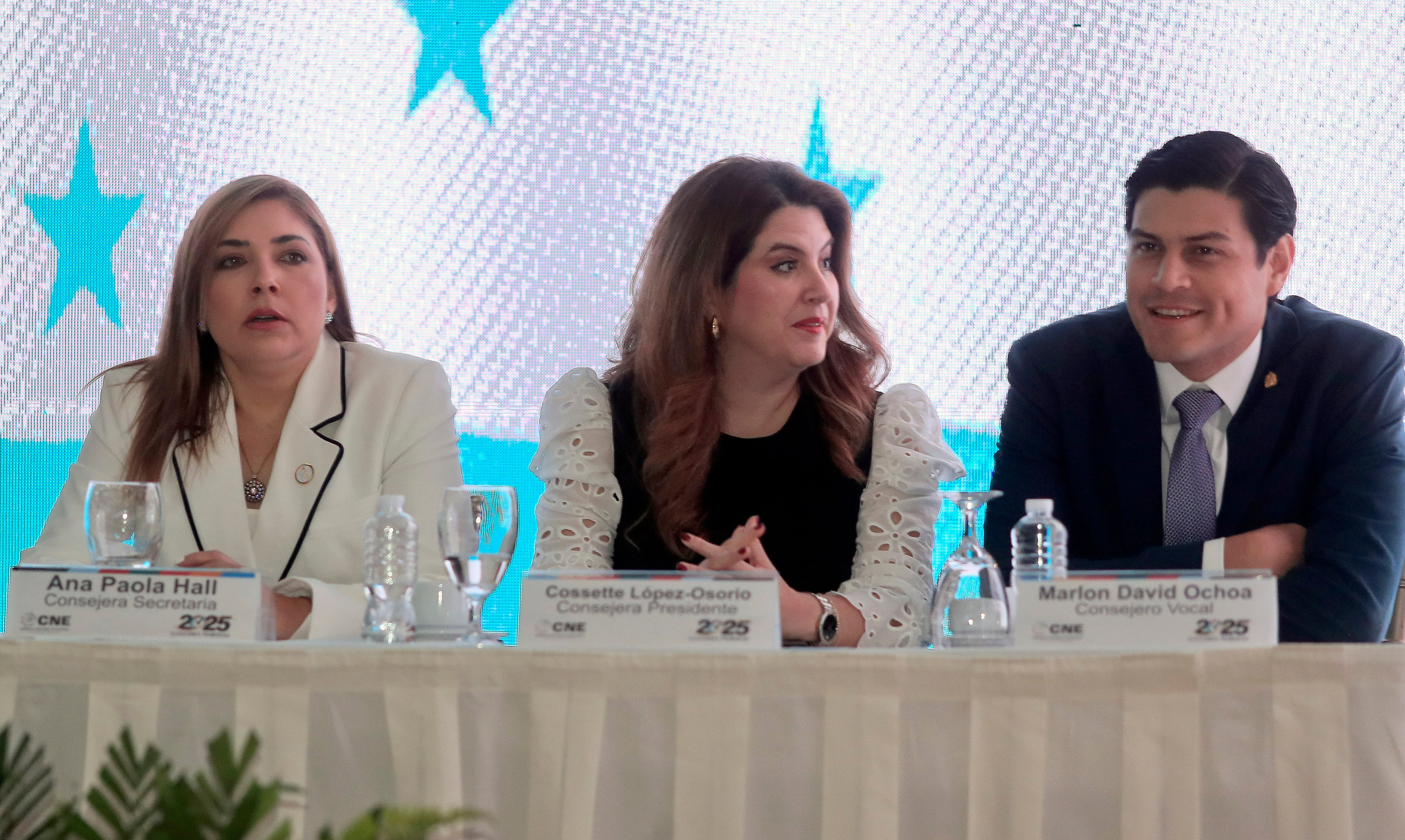 Fotografía de archivo de las autoridades del Consejo Nacional Electoral (CNE) de Honduras: Ana Paola Hall (i), Cossette Alejandra López-Osorio (c) y Marlon David Ochoa durante una conferencia en Tegucigalpa (EFE/Gustavo Amador)