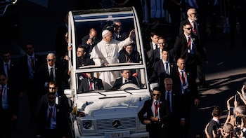 Por qué la Policía no puede multar al papa León XIV por no ponerse el cinturón en el papamóvil o por otras infracciones: en 2011 ya se denunció a un pontífice