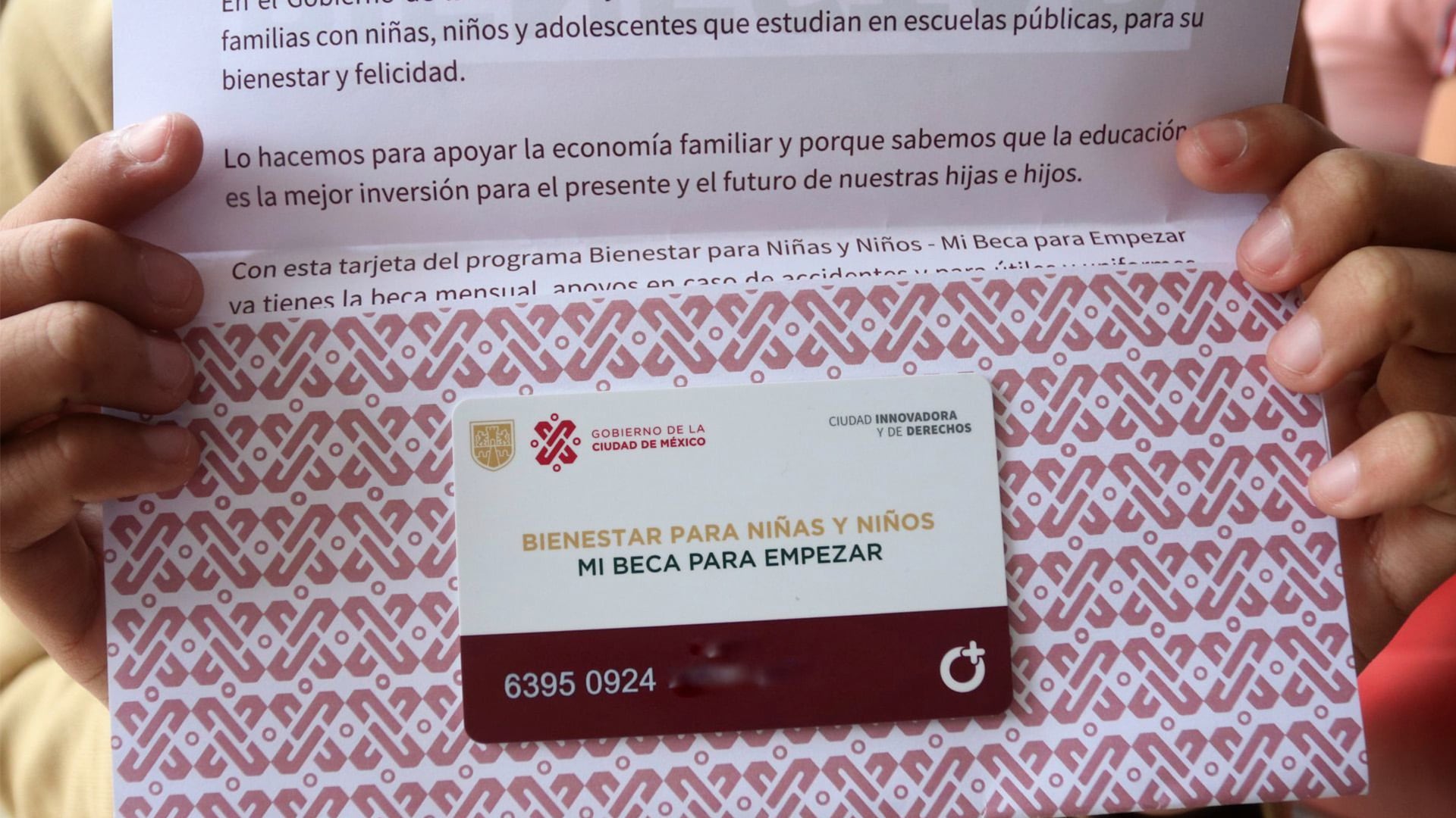 Es necesario recoger y activar la tarjeta para recibir los pagos, ya que no se realizan entregas en efectivo ni por otros métodos. (Foto: Cuartoscuro)