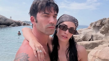 Lali Espósito y Pedro Rosemblat en sus vacaciones de ensueño en Cerdeña: románticas postales, altar a Maradona y bikini