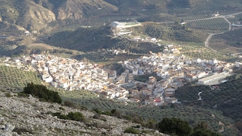 El pueblo no está abandonado, pero en los años 70 encontraron machas con forma de cara humana. (Wikimedia/Veinticuatro de Jahén)
